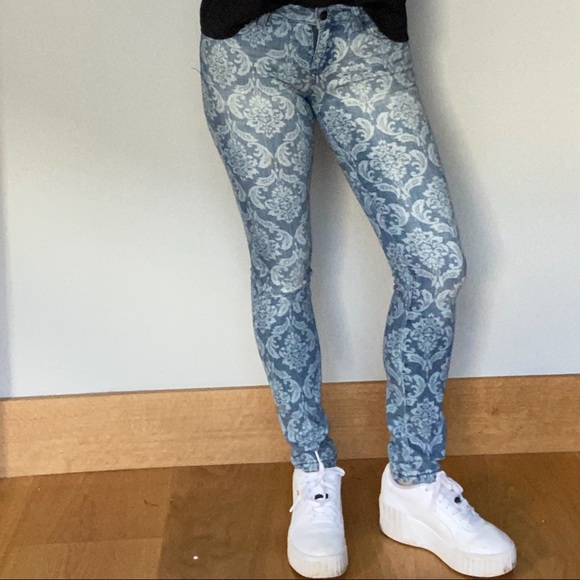 Forever21 Skinny Jeans with White “Floral” Design - Picture 1 of 8
